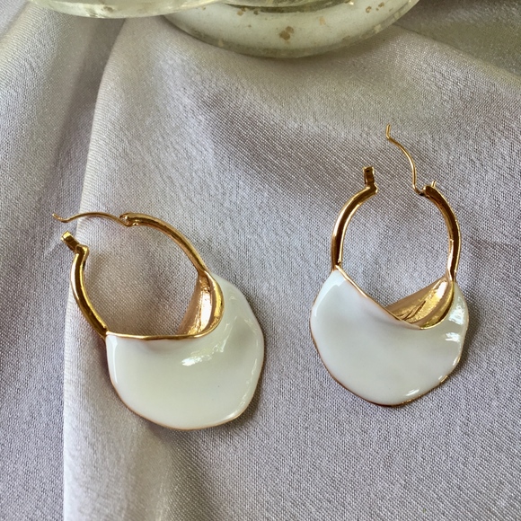 White Shell Irregular Gold Hoop Elegant Earrings - Picture 4 of 8